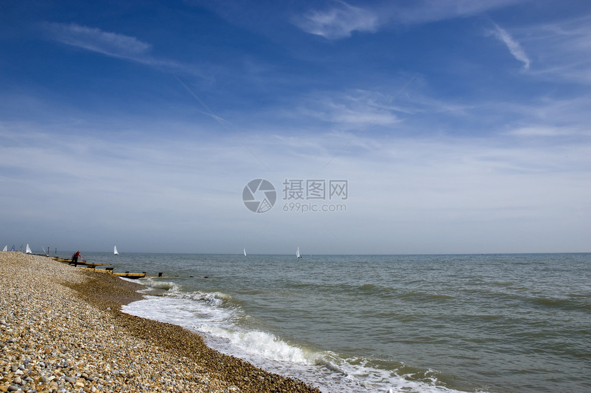 海岸线假期天空旅游蓝色岩石旅行卵石多云海滩风景图片