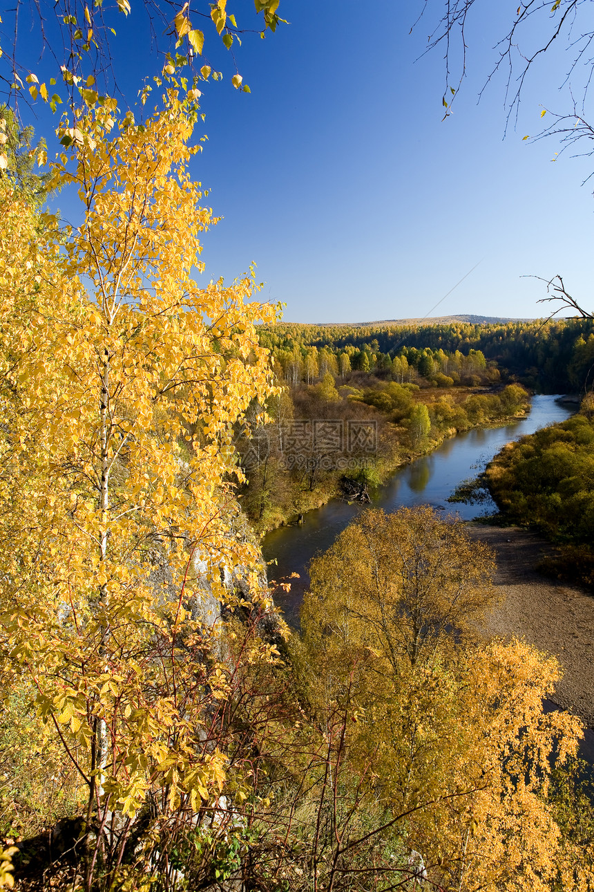 公园鹿溪黄色季节树木岩石天空落叶红色蓝色森林叶子图片