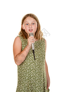 年轻女孩唱着孤立的白歌麦克风白色乐趣青少年孩子女性音乐唱歌背景图片