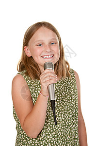 年轻女孩唱着孤立的白歌白色唱歌音乐麦克风孩子青少年女性乐趣背景图片