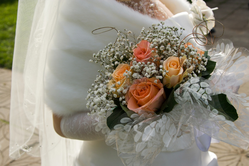 新娘手中的婚礼花束裙子丝带幸福乐队仪式订婚庆典玫瑰百合压痛图片