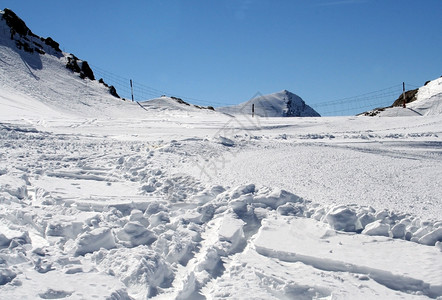 阿尔卑斯山雪中的滑雪轨迹高清图片