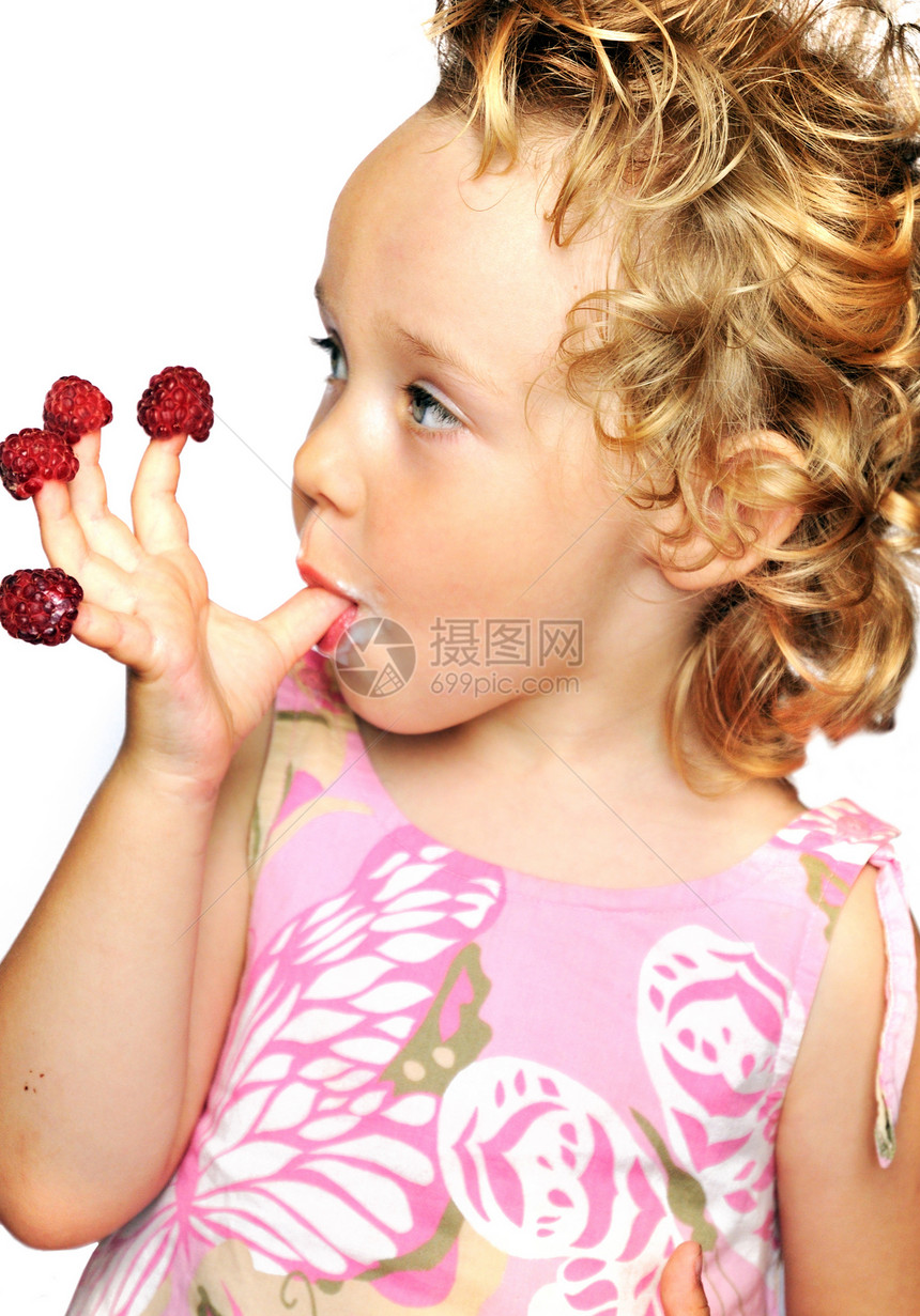 女孩喜欢吃草莓图片