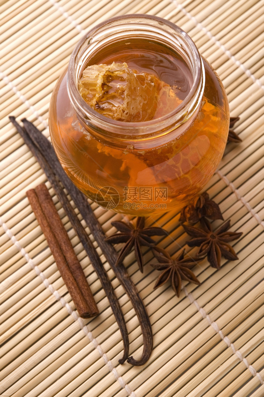 带蜂窝和香料的新鲜蜂蜜香草梳子玻璃星星橙子柠檬糖浆花蜜水果药品图片
