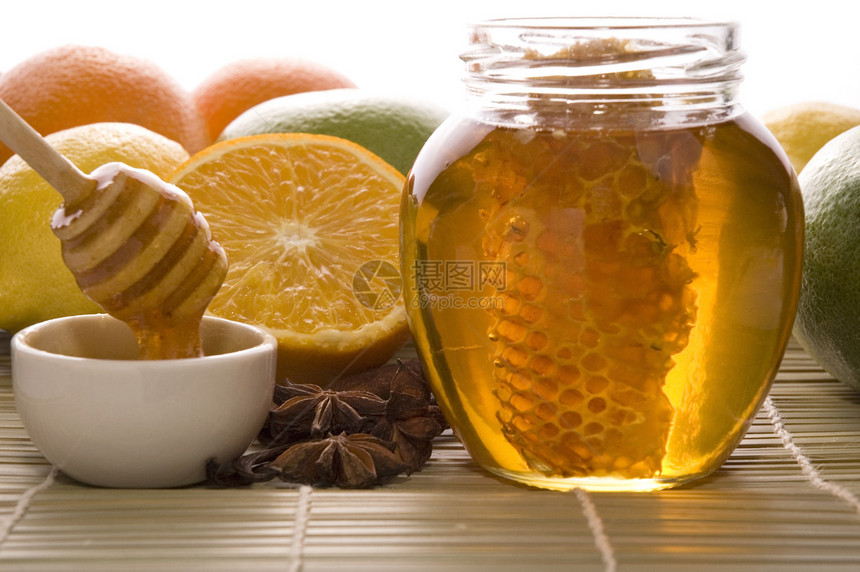 带蜂窝 香料和水果的新鲜蜂蜜青柠食物勺子玻璃药品宏观糖浆早餐花蜜柠檬图片