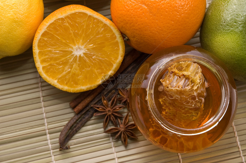 带蜂窝 香料和水果的新鲜蜂蜜玻璃液体橙子星星早餐青柠柠檬药品香草厨房图片