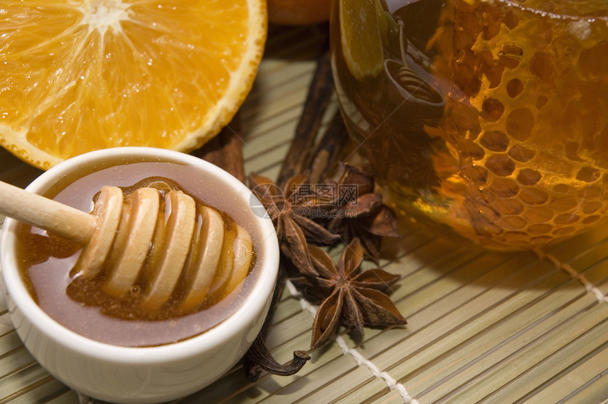 带蜂窝 香料和水果的新鲜蜂蜜梳子橙子食物厨房液体八角青柠糖浆药品玻璃图片