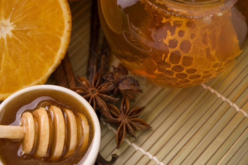 带蜂窝 香料和水果的新鲜蜂蜜玻璃宏观药品厨房八角糖浆花蜜饮食盘子甜点图片