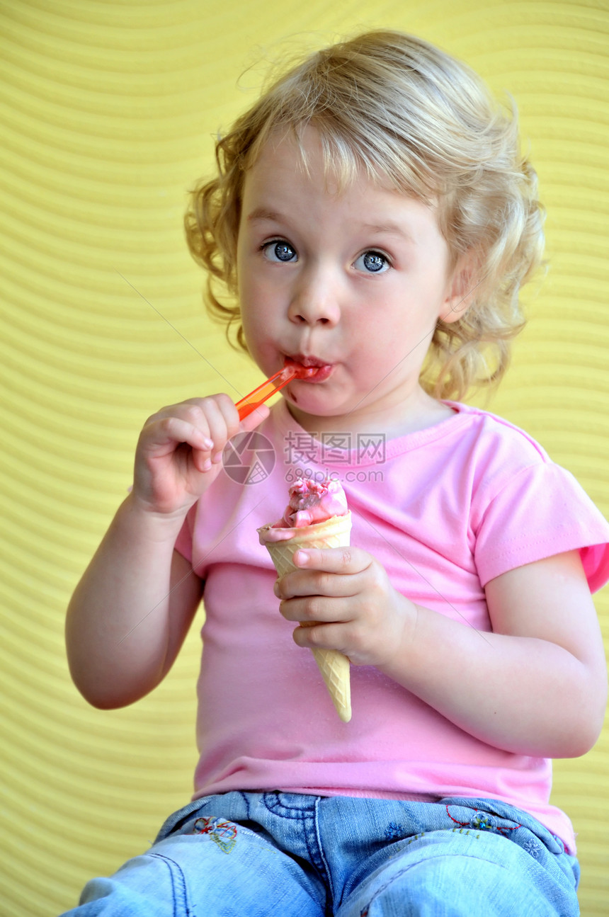 我喜欢冰淇淋幸福假期享受女孩奶油乐趣甜点小吃女性食物图片