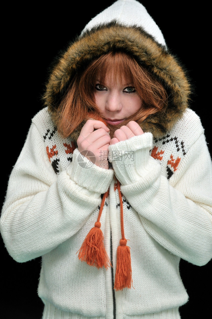 冷冻的红发女孩肤色夹克女孩黑色皮肤衣服女士快乐兜帽白色图片