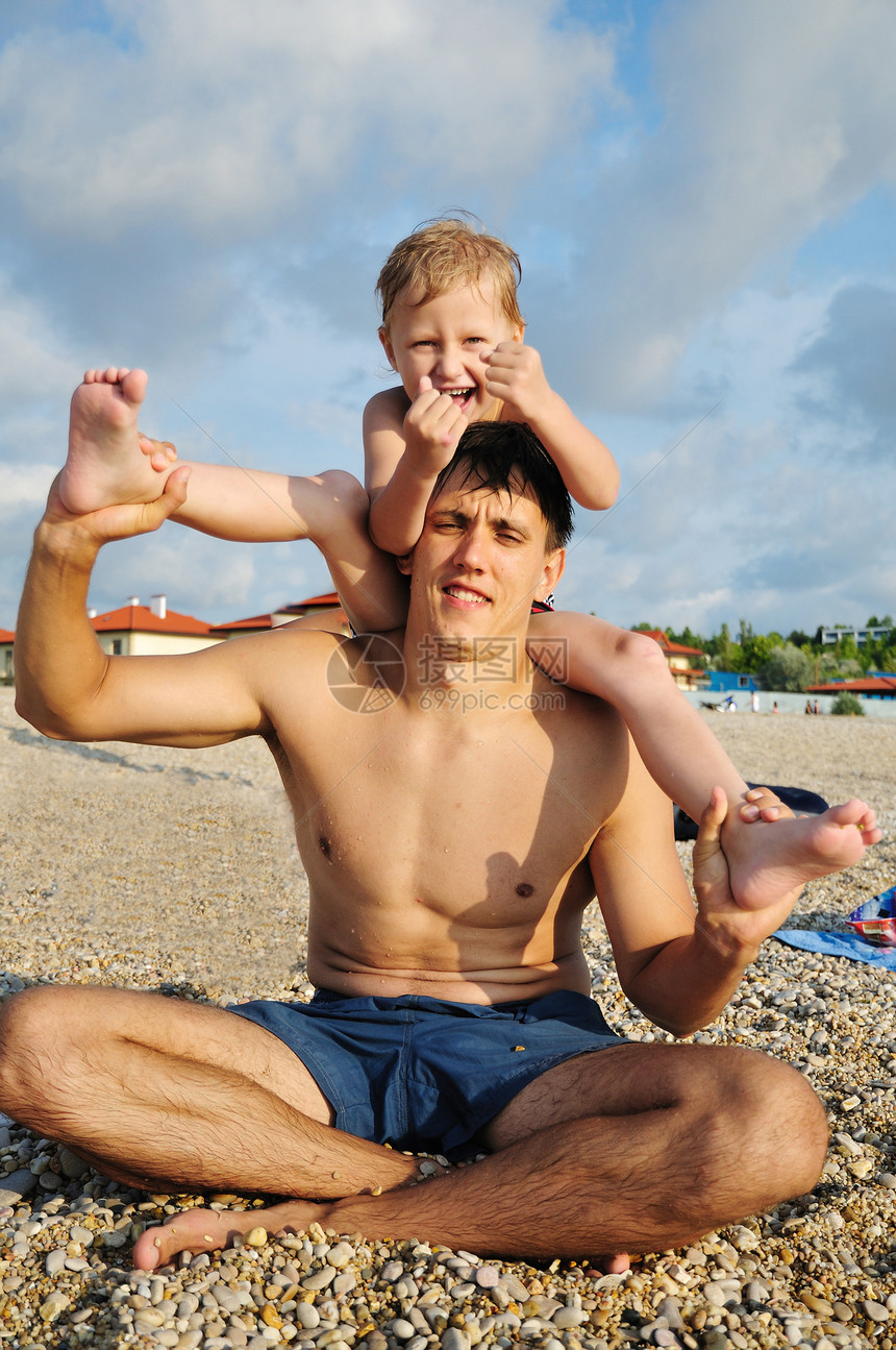 有趣的男孩男性血统儿子海滩活力父亲闲暇假期喜悦男孩们图片