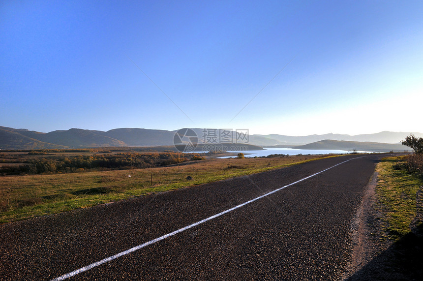 公路道路旅行冷冻寒冷孤独小路运输乡村地平线寂寞农村图片