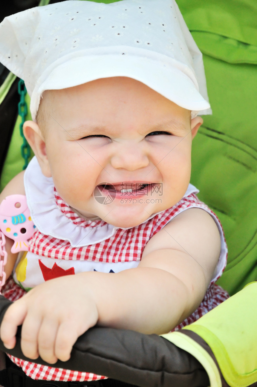 微笑的婴儿帽子玩具喜悦运输牙齿女性女孩婴儿车孩子快乐图片