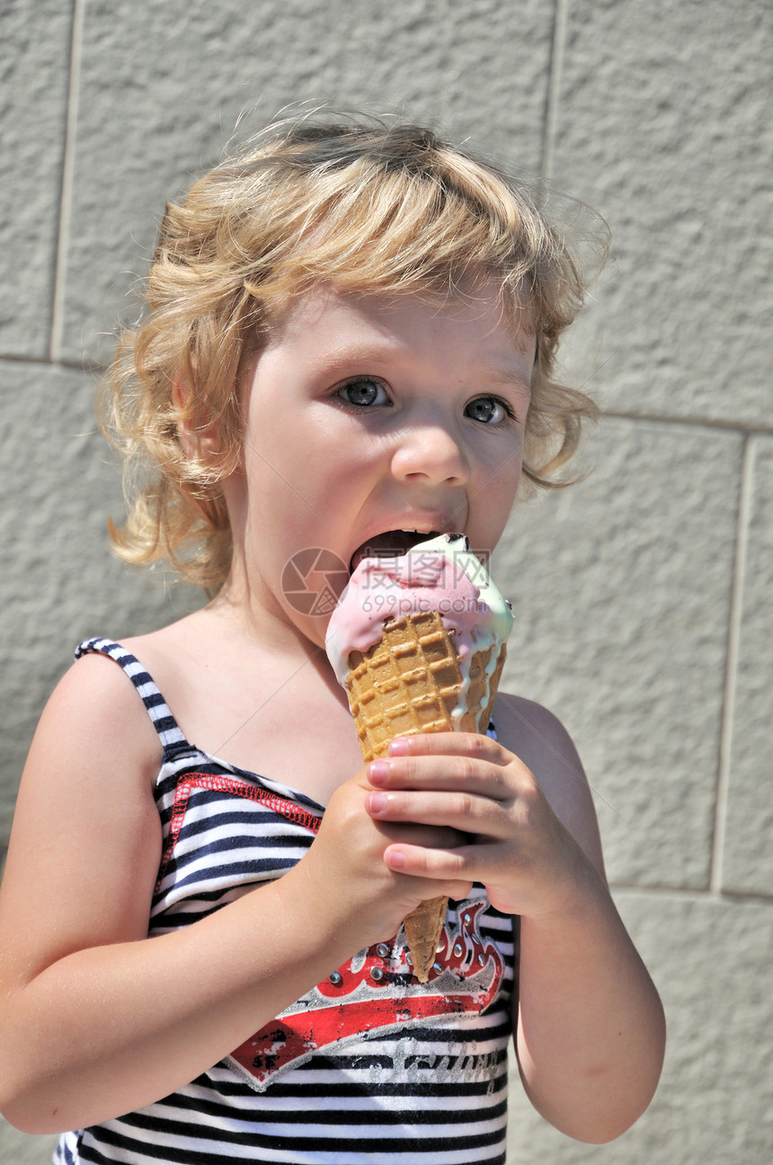 女孩吃冰淇淋奶油小吃幸福食物假期女性甜点乐趣享受图片