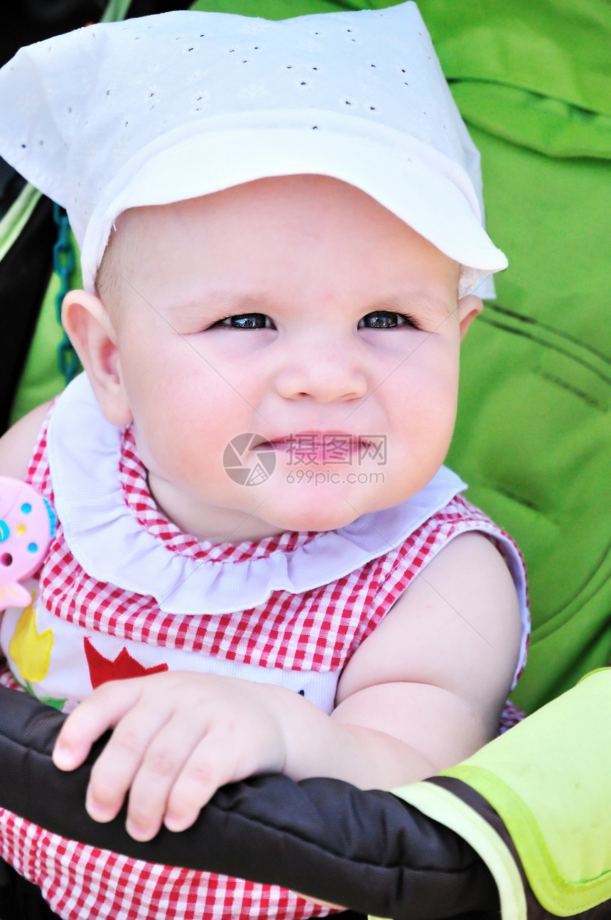 可爱的宝宝喜悦快乐婴儿女孩越野车帽子婴儿车孩子眼睛微笑图片
