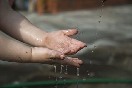 洗手会假期女孩们公园园艺茶点宏观落水人类手指孩子背景图片