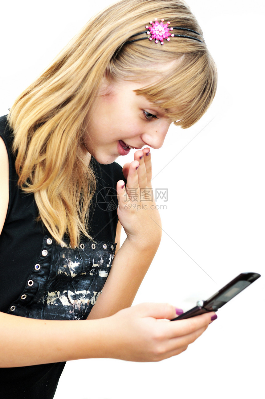 少女在手机上看手机细胞孩子家庭女孩短信正方形金发女郎女儿惊愕青年图片
