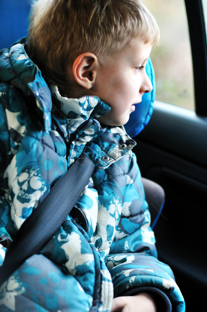 男孩在汽车中座椅公共汽车房子运输座位眼睛孩子们孩子童年旅行图片