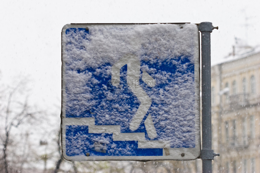 路标路牌行人降雪图片