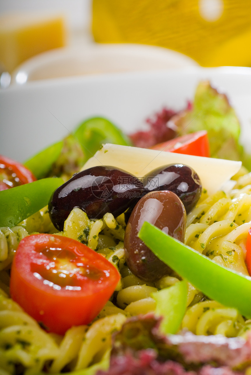 意大利意大利法西利面食沙拉食物美食盘子午餐草本植物香菜敷料宏观香蒜叶子图片