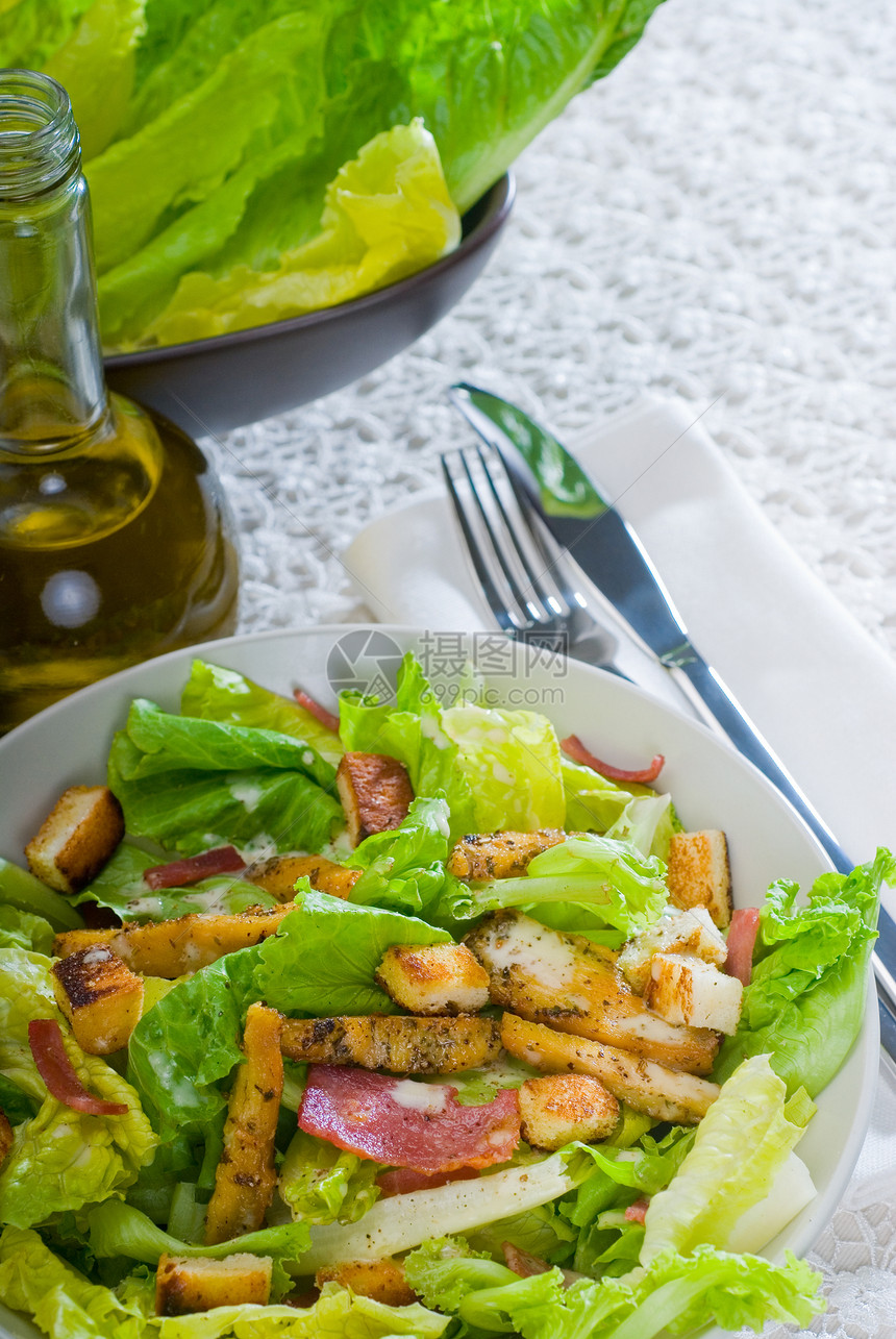 新鲜自制夏撒沙拉莴苣宏观课程盘子叶子餐厅面包饮食午餐美食图片