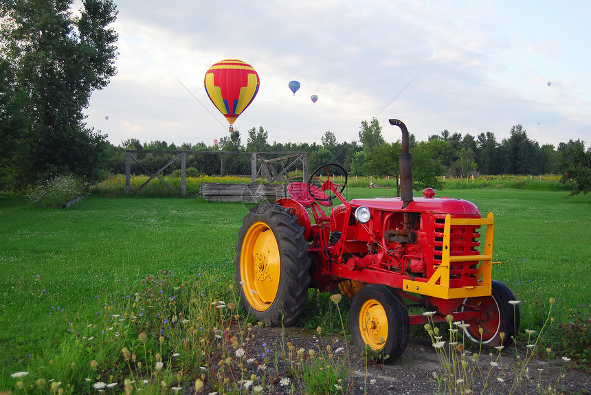 热气气球和拖车空气天空黄色篮子场地红色运输蓝色玉米农场图片