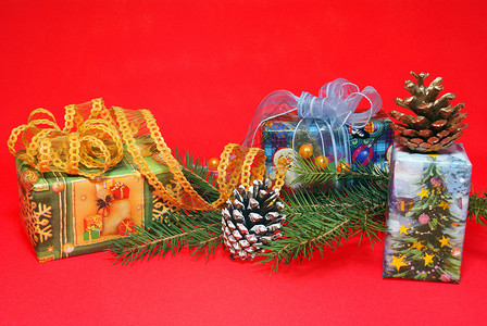 圣诞礼物松树丝带盒子惊喜红色锥体绿色背景图片