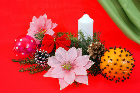 圣诞节花环松树白色玻璃球橙子星星火焰花圈季节红色锥体背景图片