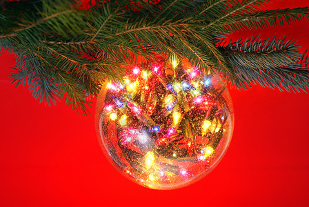 圣诞节装饰季节红色松树绿色玻璃球背景图片