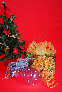 圣诞节礼物丝带绿色玻璃盒子锥体蜡烛红色惊喜背景图片