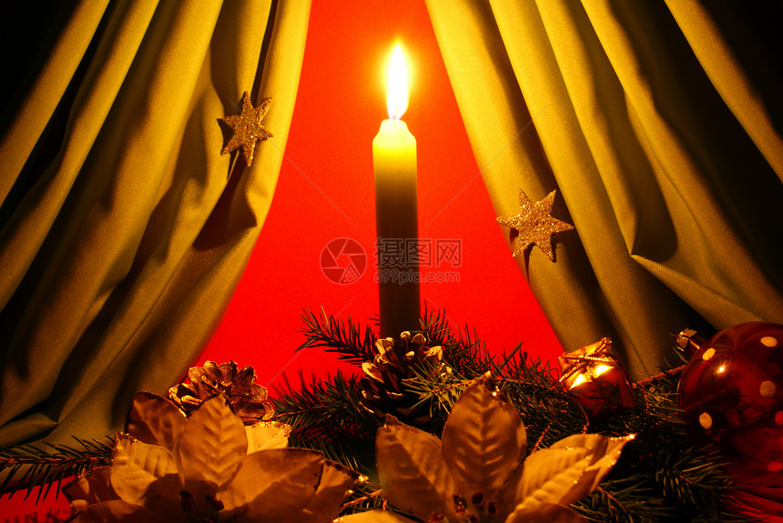 圣诞节装饰火焰花圈松树丝带季节红色星星白色玻璃球锥体图片