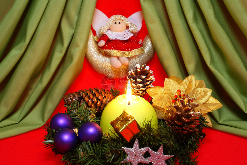 圣诞节花环火焰玻璃球红色白色花圈松树锥体蜡烛季节明信片图片