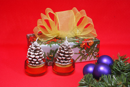 圣诞节装饰盒子丝带绿色红色惊喜锥体玻璃背景图片