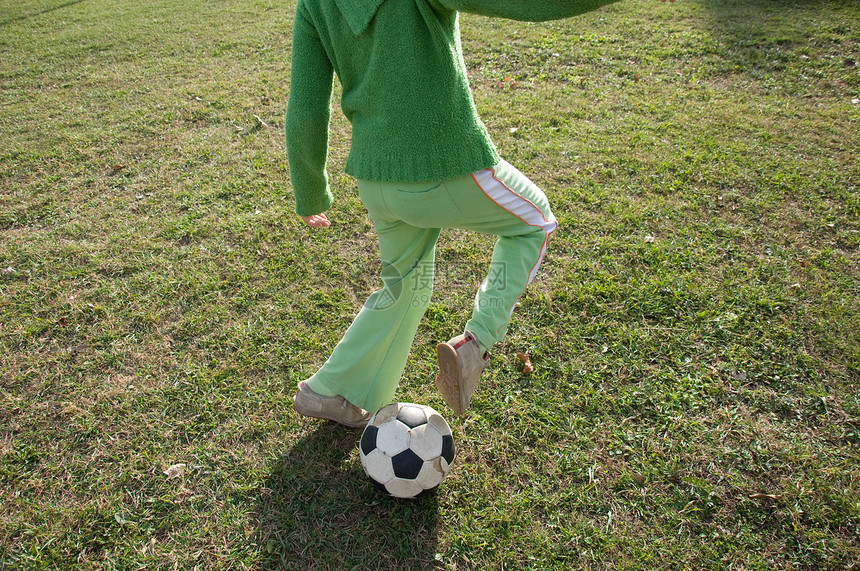 足球运动孩子们女性练习竞争场地衣服游戏训练绿色因果图片