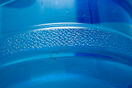 蓝塑料瓶波纹反射塑料蓝色液体背景图片