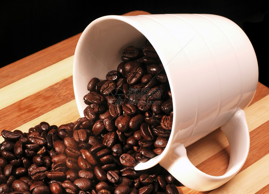 杯子上咖啡豆白色芳香味道宏观咖啡壶飞碟研磨勺子酿造棕色图片