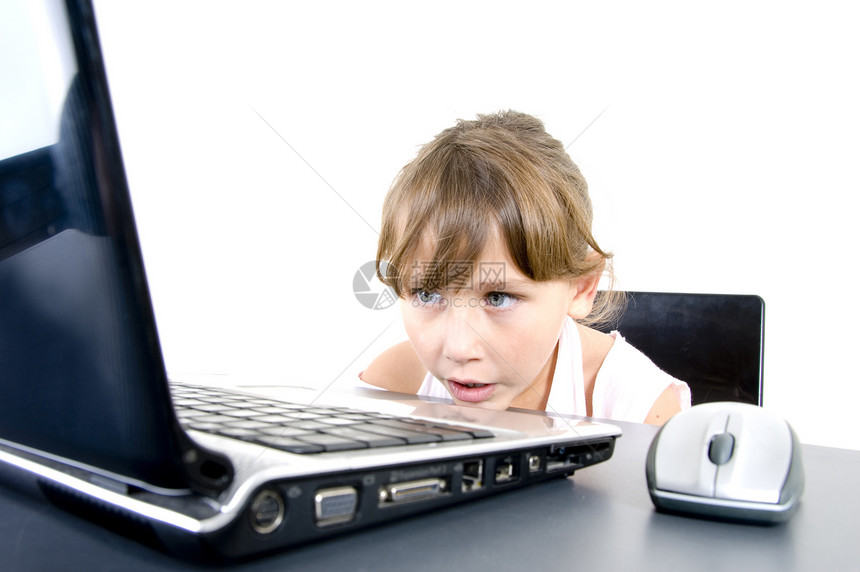 找笔记本电脑的小女孩图片