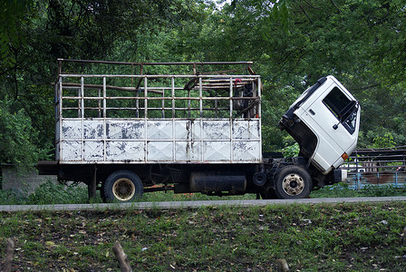 在一个第三世界国家撞坏卡车背景图片