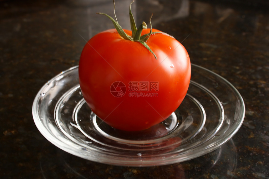 玻璃盘上的新鲜番茄节食大理石红色盘子玻璃酒店餐厅厨房食物黑色图片