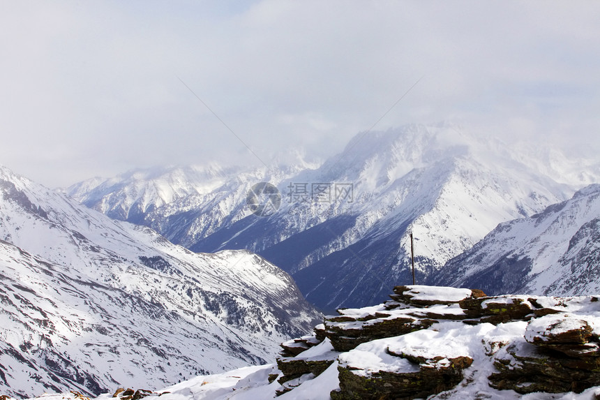 山丘和雪雪旅行山峰冻结爬坡蓝色登山晴天天空远足土地图片