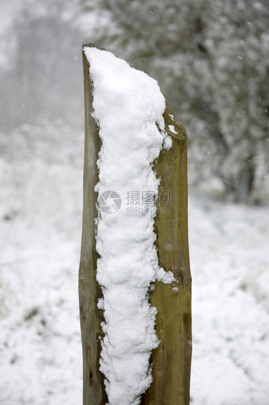 白雪柱木柱栅栏图片