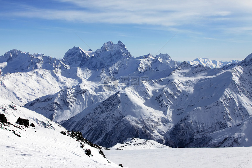 山丘和雪雪旅行旅游远足山峰冻结登山太阳阳光天空爬坡图片