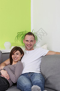 年轻快乐的情侣在家放松背景图片