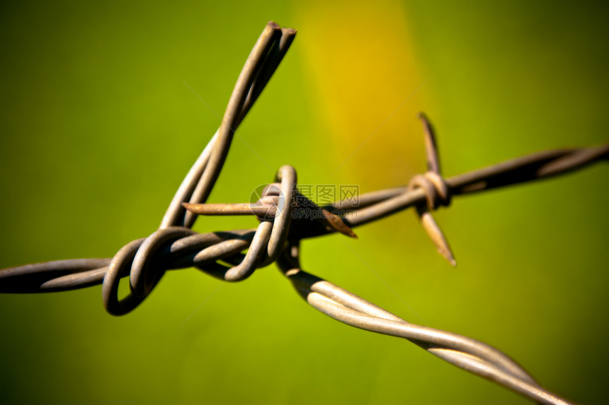 铁丝网边界宏观威慑金属外壳监狱安全警卫防御栅栏图片