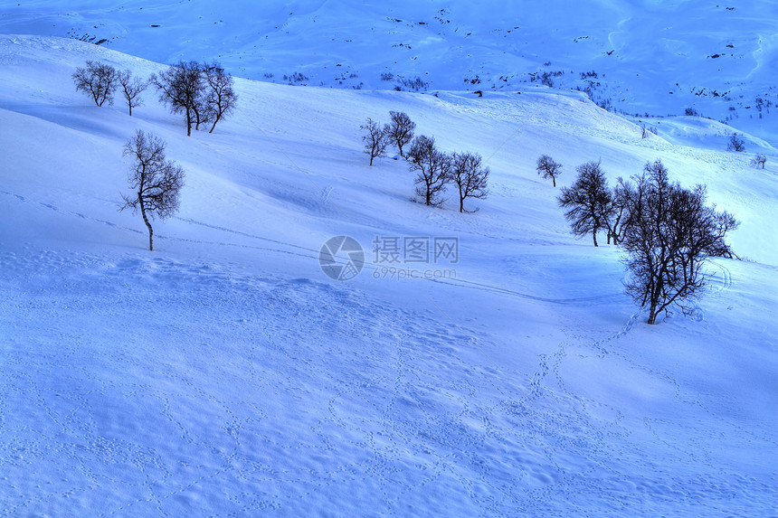 雪山天空场景房子天气季节环境魔法气候荒野树木图片