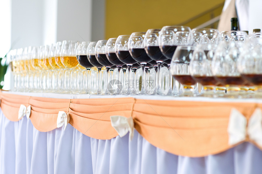 有选择性焦点的葡萄酒玻璃阵列派对桌子餐厅水晶酒杯环境婚礼服务员服务红色图片