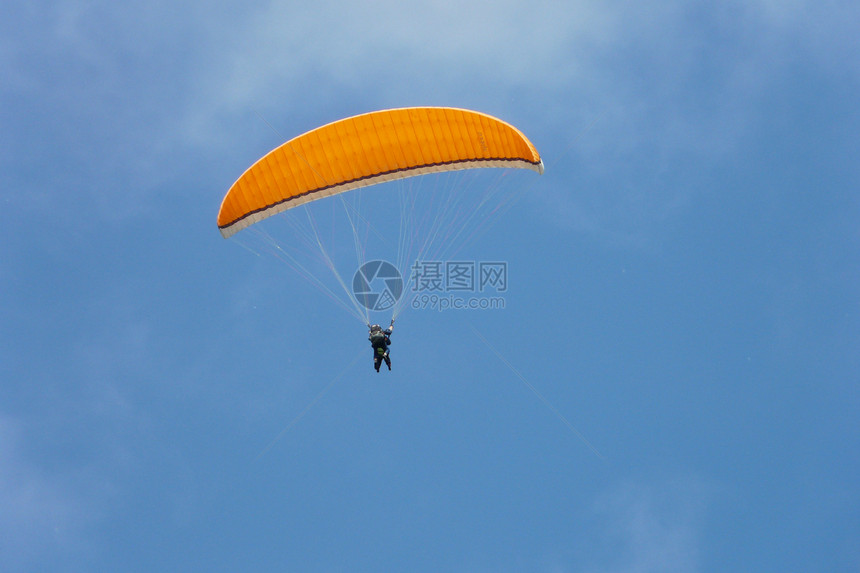 降落伞蓝色天空橙子图片