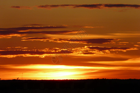 日落天空红色橙子地平线背景图片