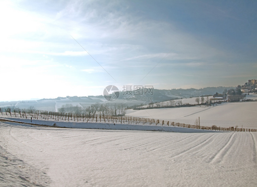 下雪景场景蓝色小路路线途径乡村暴风雪旅行场地脚印图片