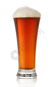 白纸上隔着的清新啤酒杯草稿啤酒液体玻璃气泡饮料泡沫背景图片